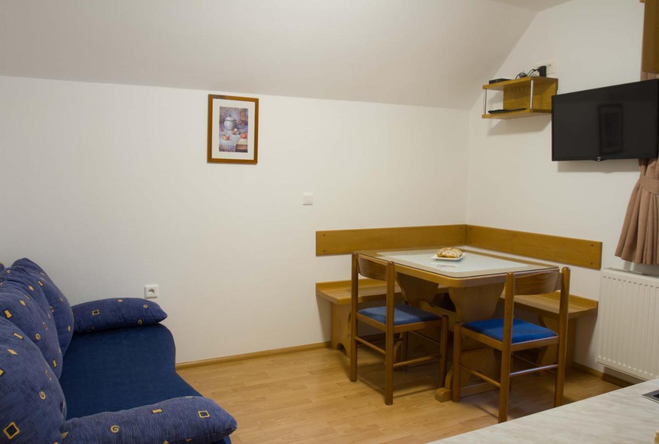 Apartments Pri Marjetki ツェルクノ エクステリア 写真